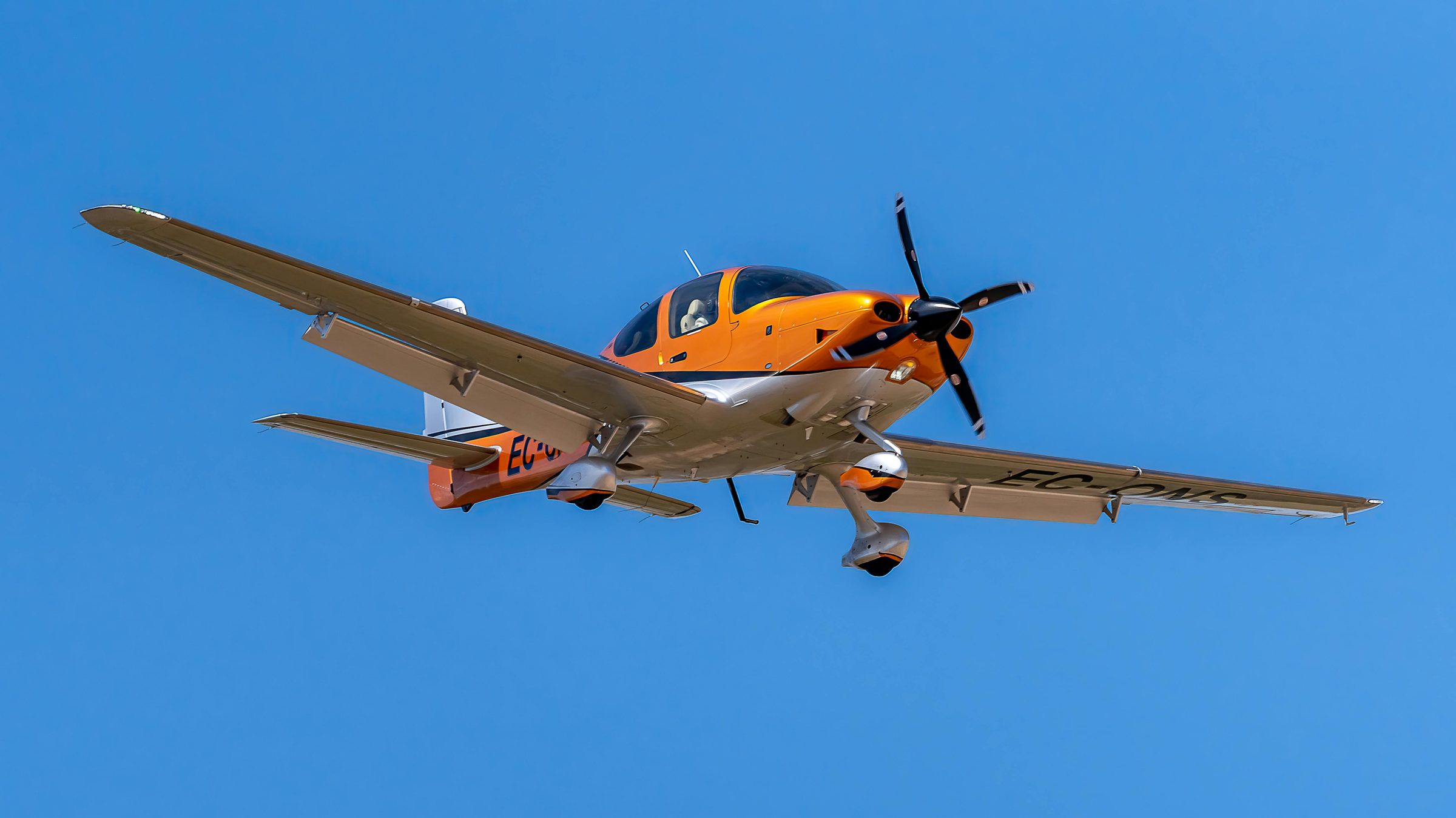 Cirrus SR22T in flight